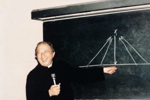Don Giussani alla lavagna durante una lezione